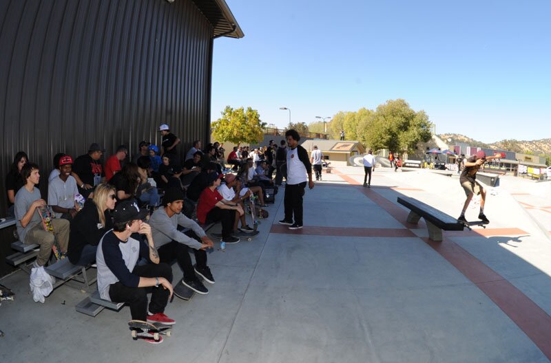 The crowd in the convenient shade zone