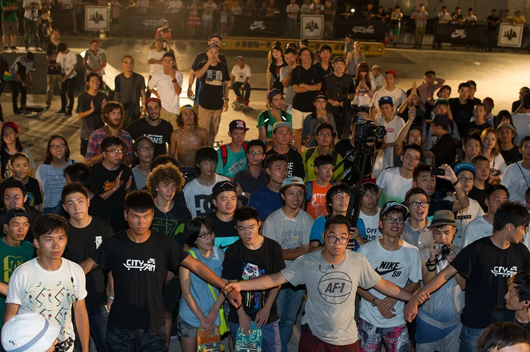 <!-- damnamshanghai2 -->

The crowd became a little hectic so security created the great human wall of China. 



