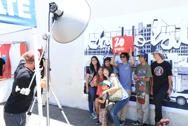 <!--agenda14-->

Poaching a photo of Sean Malto and some fans.







