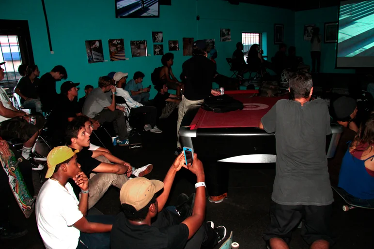 <!--awaydaysphotos-->
Everyone get your phones ready and Snapchat the video!