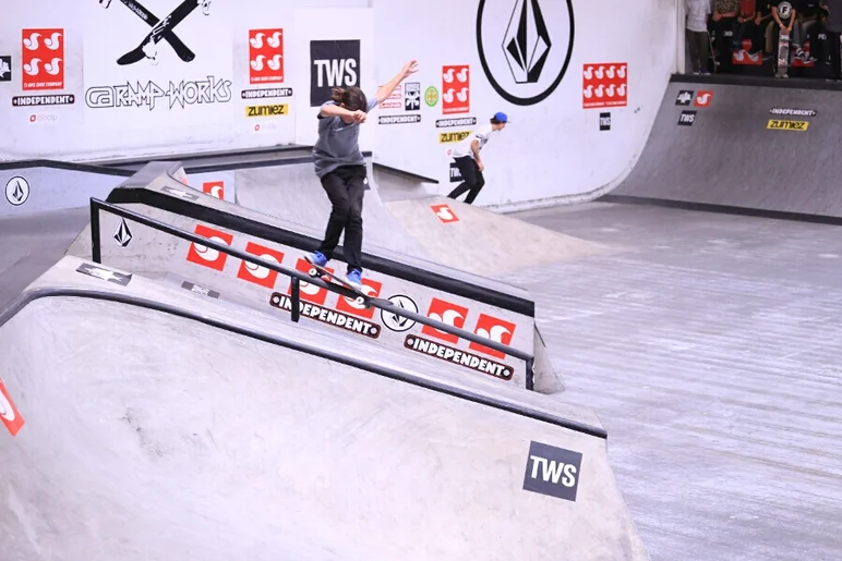 <!-- damnamvolcom14day2 -->

Austin Heilman - tucked front feeble