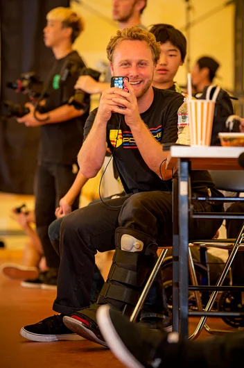 <!--daja18finals-->

Even tho sidelined, the Glance-Man makes himself useful handling the Live Stream.
