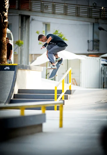 <!--dabarcy-finals-->

Straight up n’ Down .. Gabriel Ribeiro Kicky Backlips the rail.
