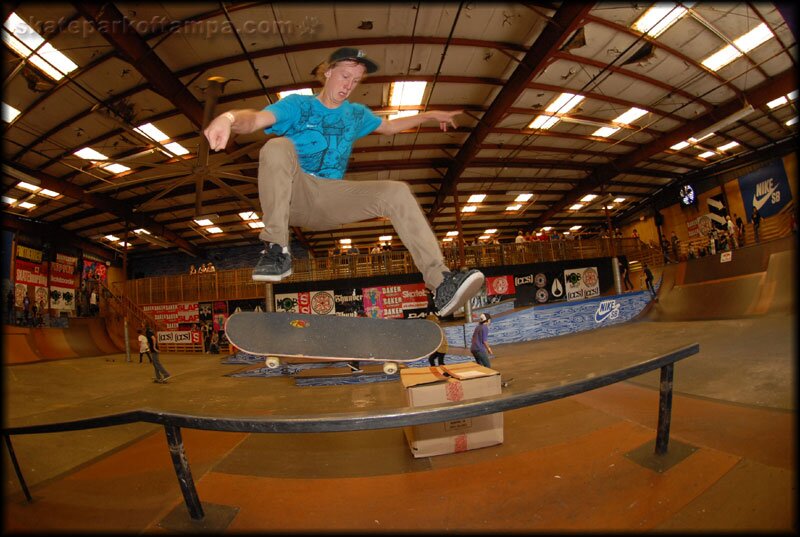 Timmy Knuth - kickflip frontside nosegrind