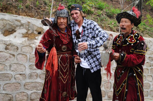 China: These shady dudes nearly rob you