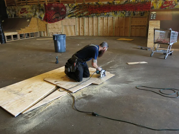 <!--course14-->
Big Russ cutting some new skin.