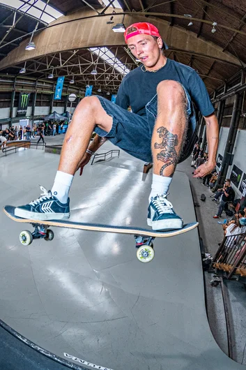 Santino gets up in the cam with a frontside air on the far quarter.

<!--damnamnetherlandsday3-->