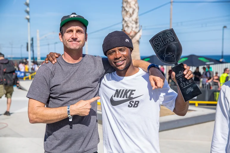 <!--17proopen-arcturo-->

Dashawn	Jordan	holding	the	trophy	after	he	became	one	of	the	two	new SLS	pros.