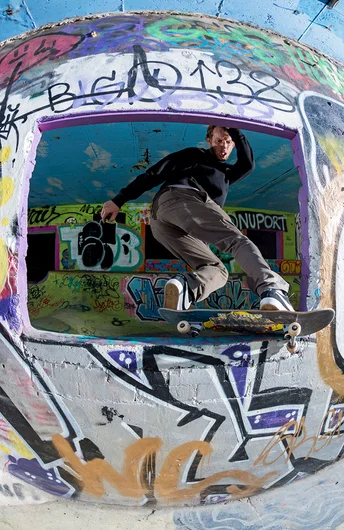 <!--daaus-qual-->

Frank the Tank goes window shopping and brings home a Hurricane.