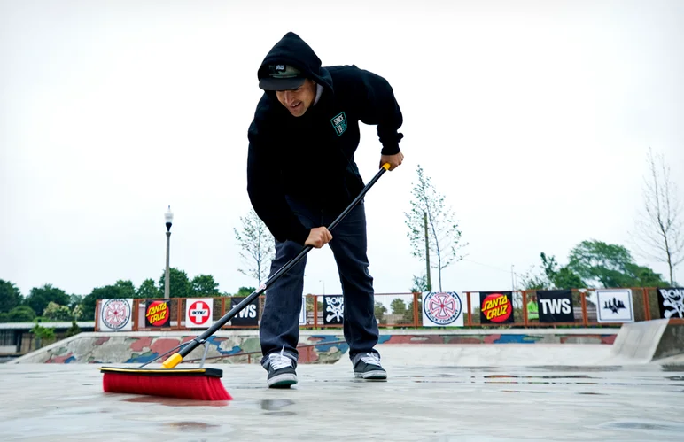 <!--dachiday2-->

Guest Judge for the weekend, Jordan Hoffart fresh of the plane shows 'em a proper sweeper.