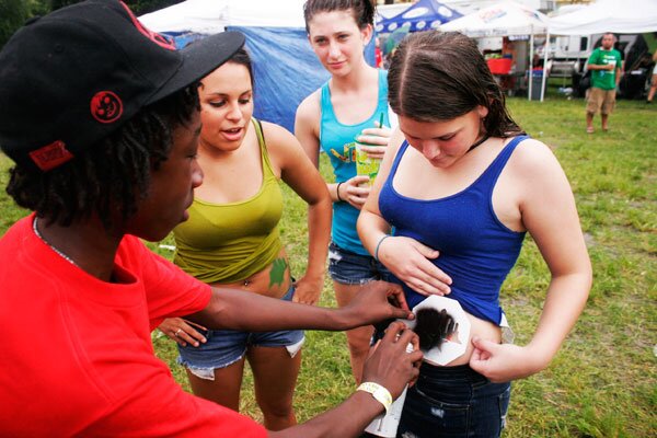 Warped Tour 2010: Anthony Henderson spraying down