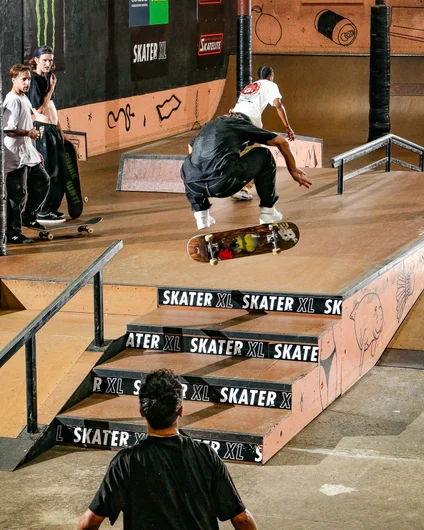 Ronnie Kessner Nollie Backside Flip in traffic



<!--gasgiantsdemo-->