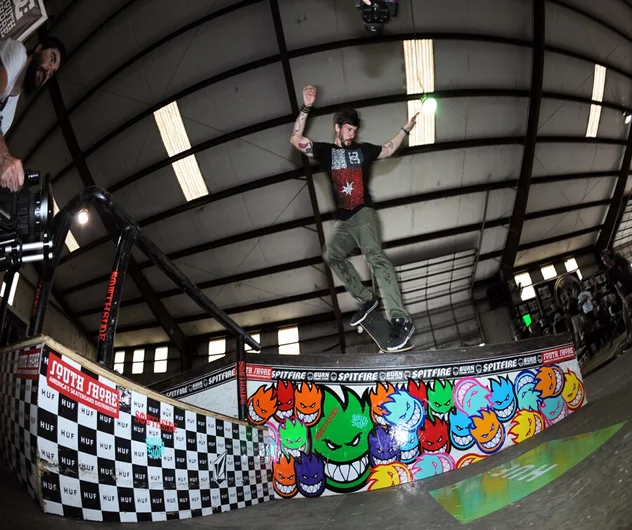 <!-- mawtexasnov13 -->

Chris Cole - ollie over to backside noseblunt slide.