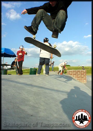 Craig Kaths - kickflip fakie