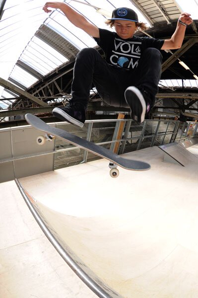 Amsterdam: Gard Hvaara - frontside flip disaster