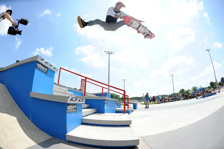 <!--Copa2014-->

This contest pitted skateshop team against skateshop team in a battle to the finals. Here, Sheldon Jernigan of Relief Skate Supply brought the wacky-yet-massive tricks to the table. What a split on this Benihana.
