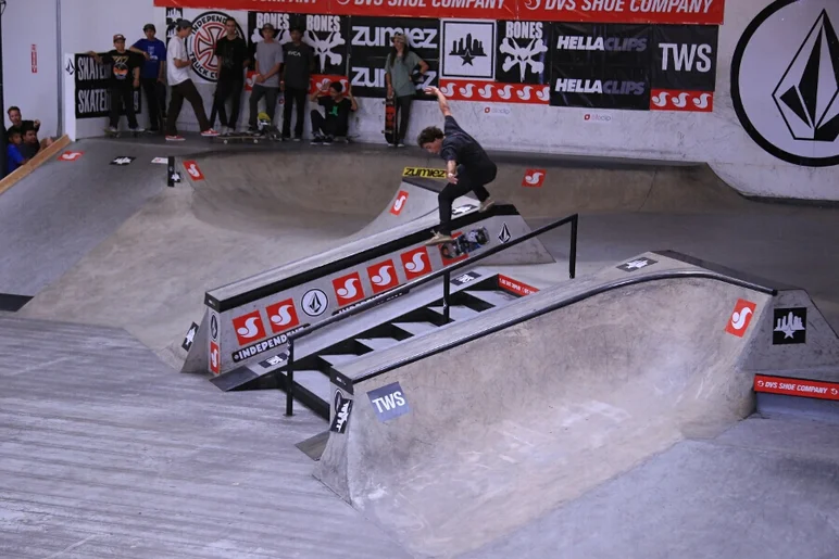 <!-- damnamvolcom14day2 -->

Micky Papa - Kickflip to crooks
