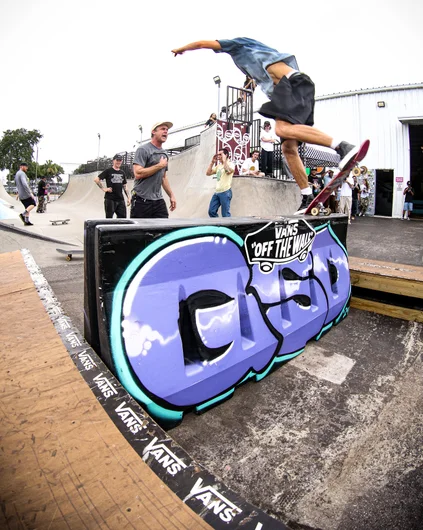 I know when I’m performing advanced maneuvers like this Back Noseblunt it always helps if the guy next to you screams your name at the top of his lungs. Brian giving “MATT SAVIDAKIIIIIIISSSS” all the motivation he needs.

<!--goskate24-->