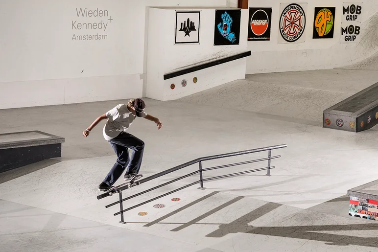 <!--daamsday1-->

Bart Buikman - Frontside Bluntslide