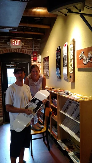 <!--bokmaartshow-->

Jerry and Jeni help hang the show.