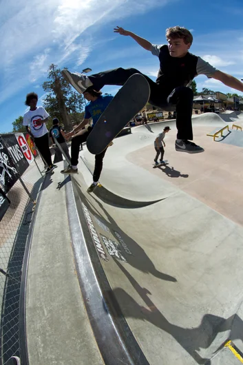 <!--dawwsun-->

Yoshi Tanenbaum huge 360 flip to fakie like a Damn Am that wants it.