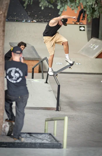 There goes Bart Buikman ripping!  Sup’ with this guy posting in the foreground??  

<!--damnambreda22qualifiersphotos-->