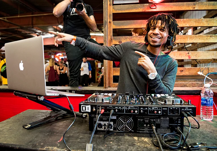 <!--pro17-fricomp-->

The multi-talented DJ Romar puts it on for the crowd.