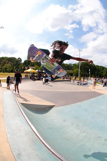 <!--copa15-->

Derick Wynn gets some action in after the contest. Boneless.