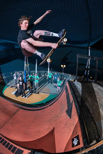 Peter Kryger airing to fakie

<!--floggingmollycruise23-->