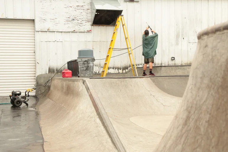 <!--15course-->

Meanwhile, out in the courtyard, Josh Knight is prepping the site for the Converse Concrete Jam / Transworld Door Gap Best Trick contest Saturday, November 14 after Tampa Am Qualifiers are over. Full details on that are <a href=