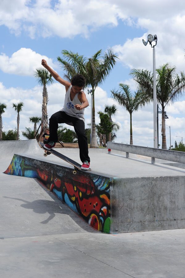 Rio Batan Matienzo on a crooked grind