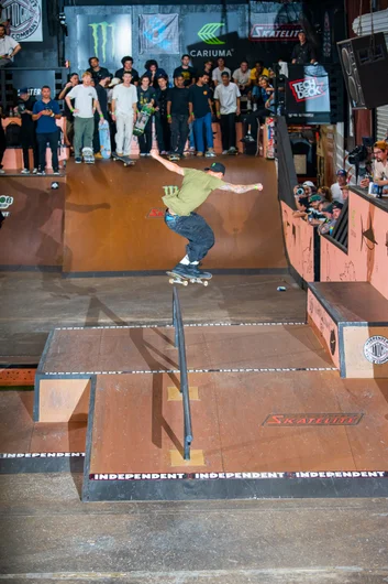 Giovanni Vianna throws a fakie biggerspin lip in the mix

<!--tampapro23besttrick-->