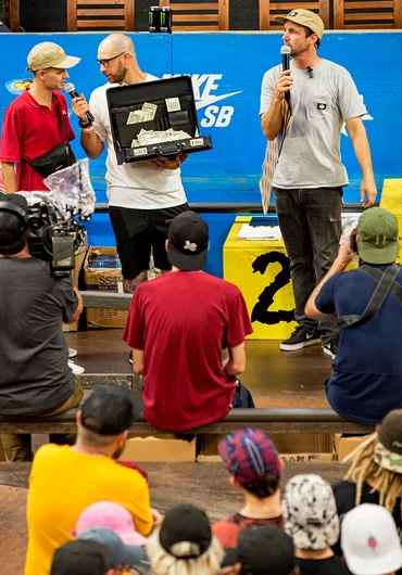 <!--am16sun-->

Mob Grip gave a briefcase away full of 1,000 dollars in ones just for effort!.  Justin Sommer is the lucky one.