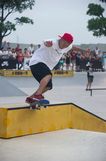 <!-- damnamshanghai2 -->

The Pro division is underway and Lu Hung Chen aka Adde is starting things off with a stylish backside tailslide on the bump to ledge.
