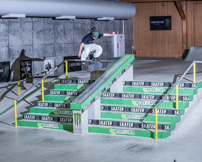 Momohei fully extended kickflip front 50 down the hubba.


<!--damnamjapan2023mensfinals-->