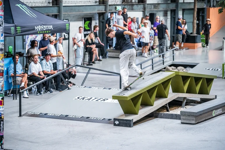 One more angle of Bert doing a back noseblunt. He started all his runs like this so it was hard not to document the beauty.

<!--damnamnetherlandsday3-->