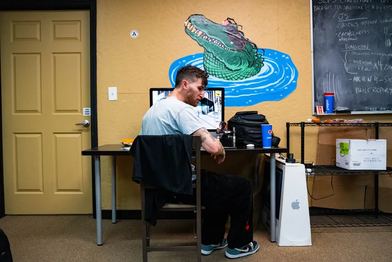 Jason Information working on one his famous reels for semi-finals

<!--tampapro22finals-->