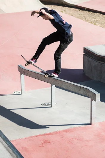 <!--daport14sun-->

Kyle Walker with a mean frontside bluntslide down the kink rail. 