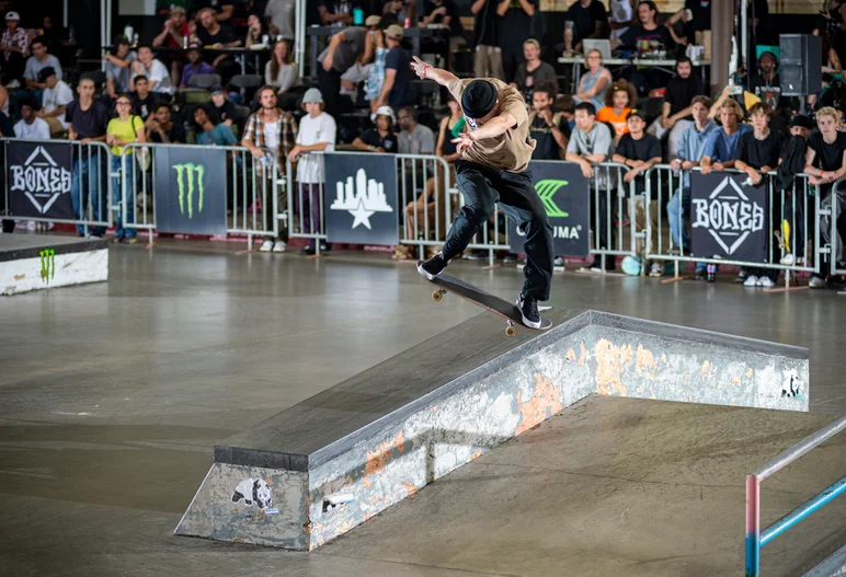 Jonas Carlsson F/S 180’s to Fakie 50/50 the hard way.

<!--damnamla22finals-->