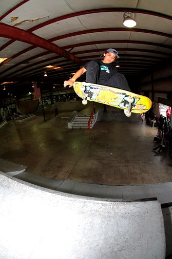 <!-- damnamATL2014sunday -->

Niko Howard blasting around the course lofts a big frontside alley-oop.