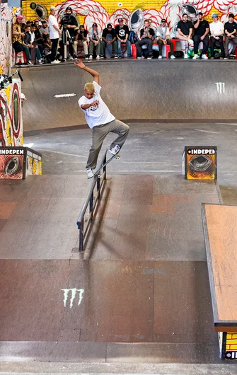 <!--pro18-sat-->

William Damascena gets some serious lock on a Front Tail.

