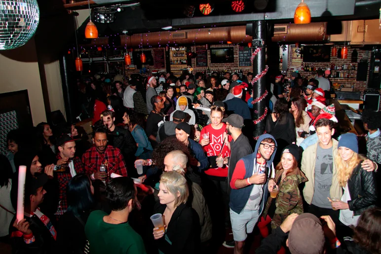 <!--brokexmas15-->

The Bricks was filling up quick.