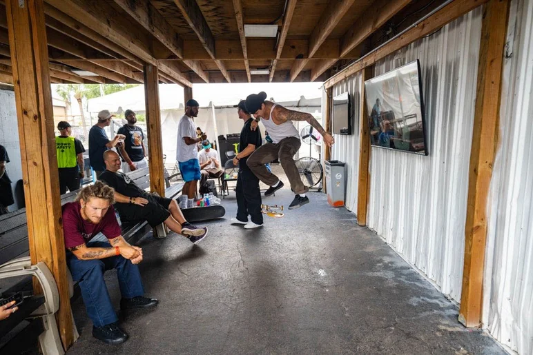 Luan practicing some kickflips before his next run

<!--tampapro22finals-->