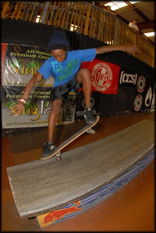 Anthony Henderson - frontside nosegrind