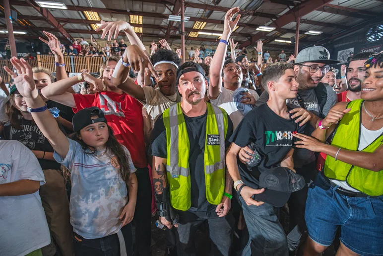 Alex Vestal living his best life and keeping this crowd under control

<!--tampapro23day3-->