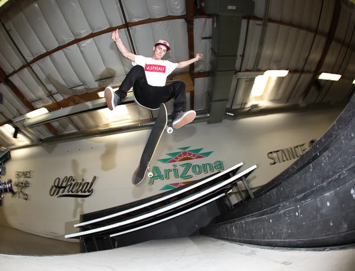 <!--ayctwshawk-->


Paul Hart, fakie 360 flip down the double set.