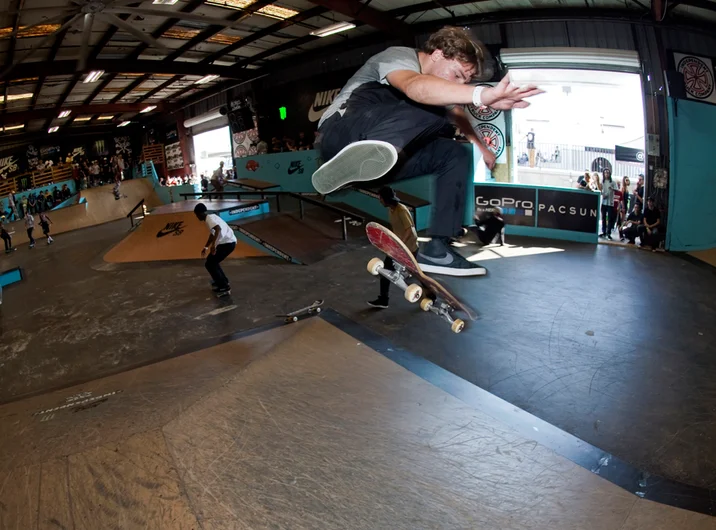 <!--am15friday-->

Bobbin and weaving thru over a hundred dudes on the course, Damn Am of the Year Yoshi Tanenbaum blasts a Frontside Flip.