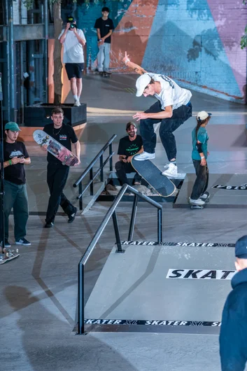 Another angle of that infamous hard flip front board from Simon


<!--damnamnetherlandsday2besttrick-->