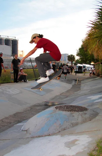 <!--ssc15-->

Justin Zaragoza - FS Shuvit over the Turtle. This thing is not that easy to skate.