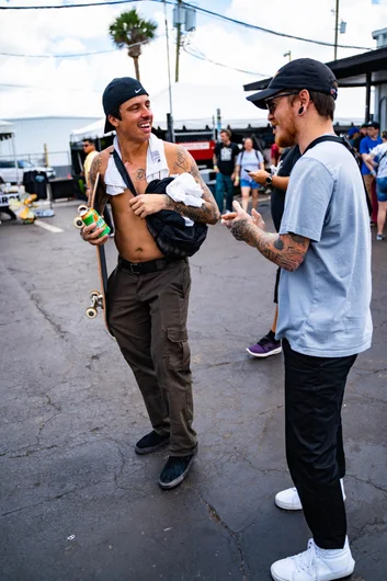 Luan checking in with a fan in the courtyard

<!--tampapro22finals-->